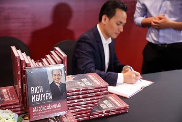  T&aacute;c giả Rich Nguyen k&yacute; tặng s&aacute;ch cho bạn đọc