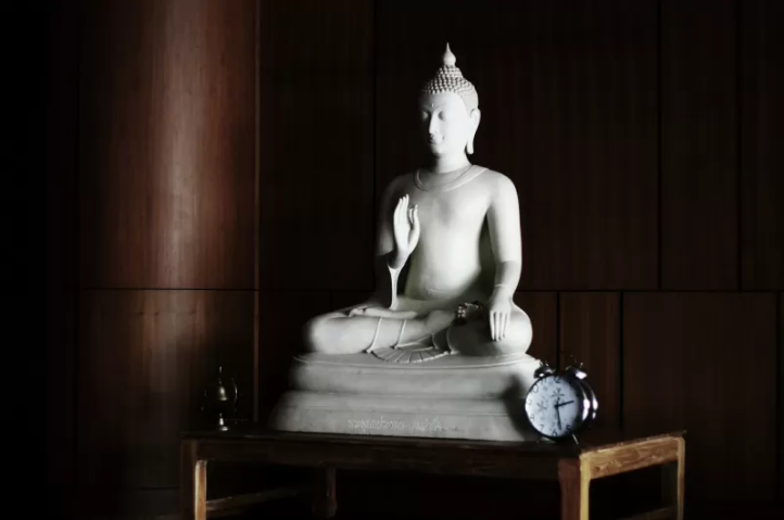 Tượng Phật b&agrave;i tr&iacute; trong ph&ograve;ng kh&aacute;ch cần được đặt ở vị tr&iacute; trang trọng.