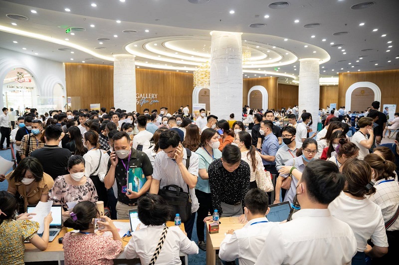 Kh&ocirc;ng kh&iacute;  s&ocirc;i động tại văn ph&ograve;ng b&aacute;n h&agrave;ng với h&agrave;ng ngh&igrave;n kh&aacute;ch xếp h&agrave;ng chờ k&yacute; hợp đồng mua b&aacute;n.