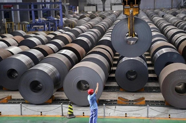 các cuộn thép mạ dếp thành hàng ngay ngắn