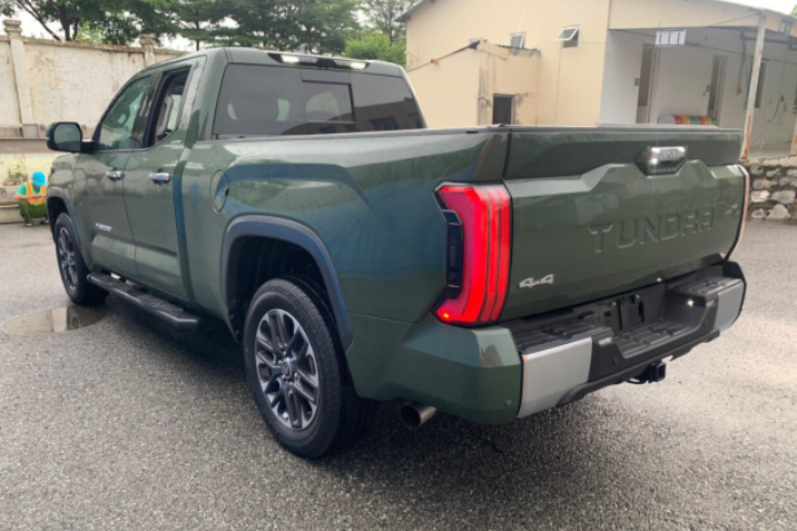 Chiếc Toyota Tundra Limited vừa cập bến thị trường Việt sở hữu ngoại thất m&agrave;u xanh r&ecirc;u độc đ&aacute;o. 1