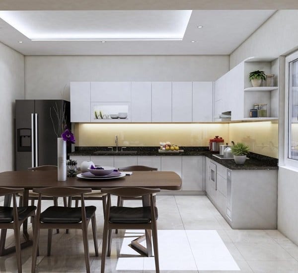 Khu bếp v&agrave; ph&ograve;ng ăn kh&aacute; rộng r&atilde;i, phối kết m&agrave;u sắc, vật liệu tương tự kh&ocirc;ng gian tiếp kh&aacute;ch. Tường chắn bếp ốp gạch m&agrave;u v&agrave;ng mơ nhẹ nh&agrave;ng, ấm c&uacute;ng.