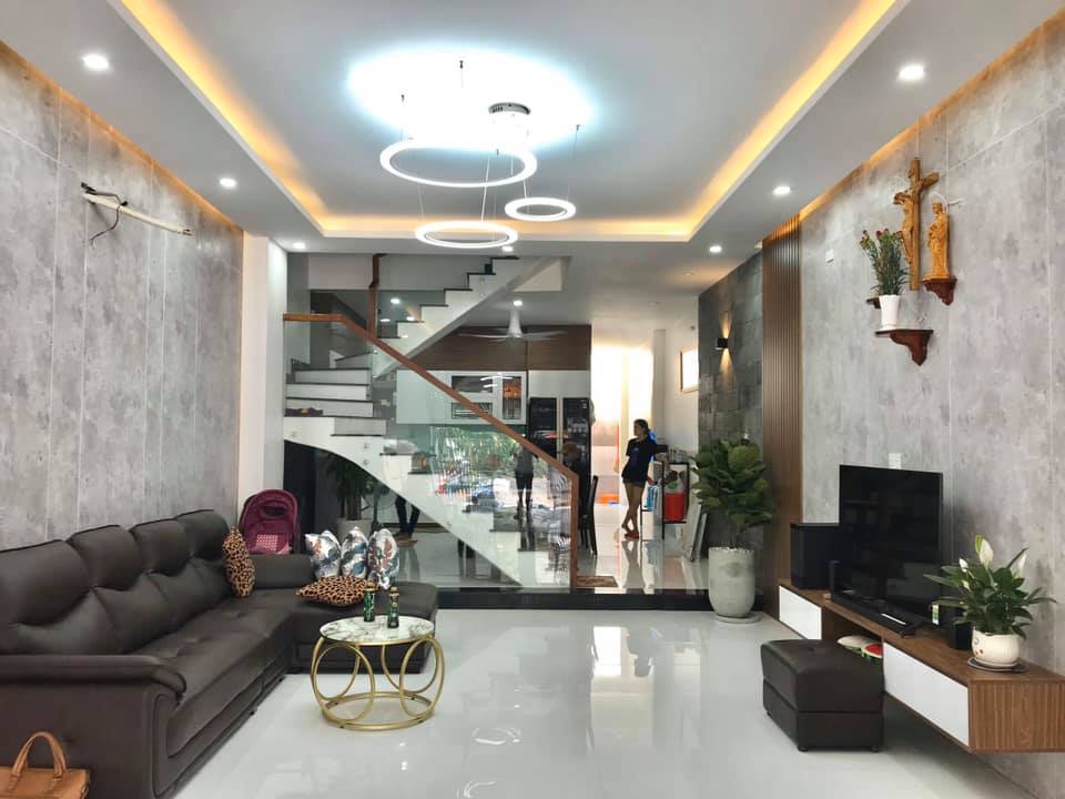 Ph&ograve;ng kh&aacute;ch nh&agrave; ống được thiết kế theo phong c&aacute;ch hiện đại tối giản với bảng m&agrave;u trắng, ghi x&aacute;m chủ đạo l&agrave;m nền cho nội thất nổi bật hơn.
