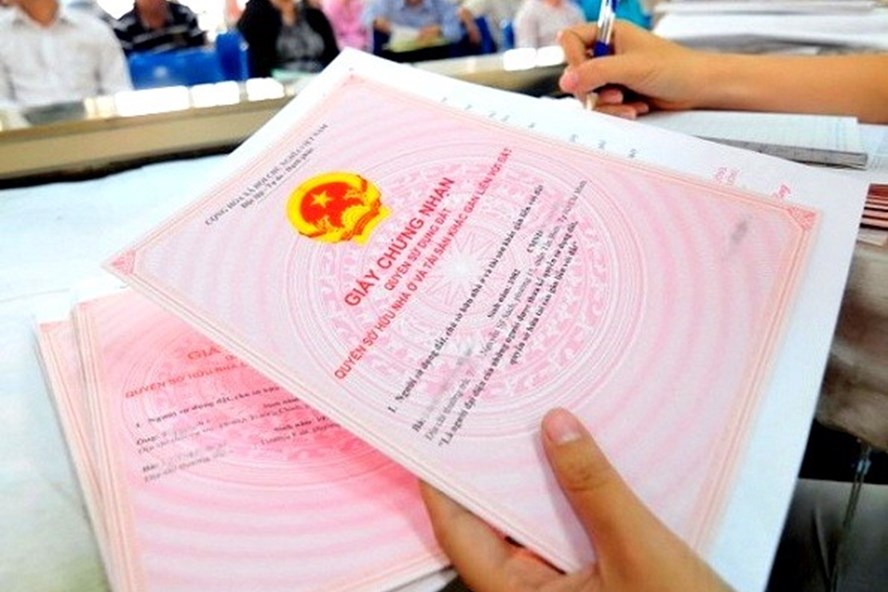 cận cảnh trang trong sổ đỏ minh họa cho việc tách sổ đỏ cho con