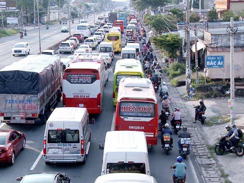 Kẹt xe tr&ecirc;n quốc lộ 51