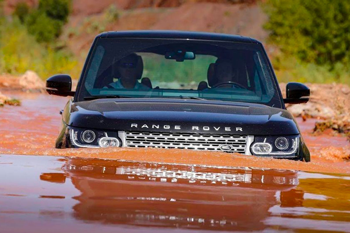 Land Rover Range Rover có thể lội nước sâu tới 900mm