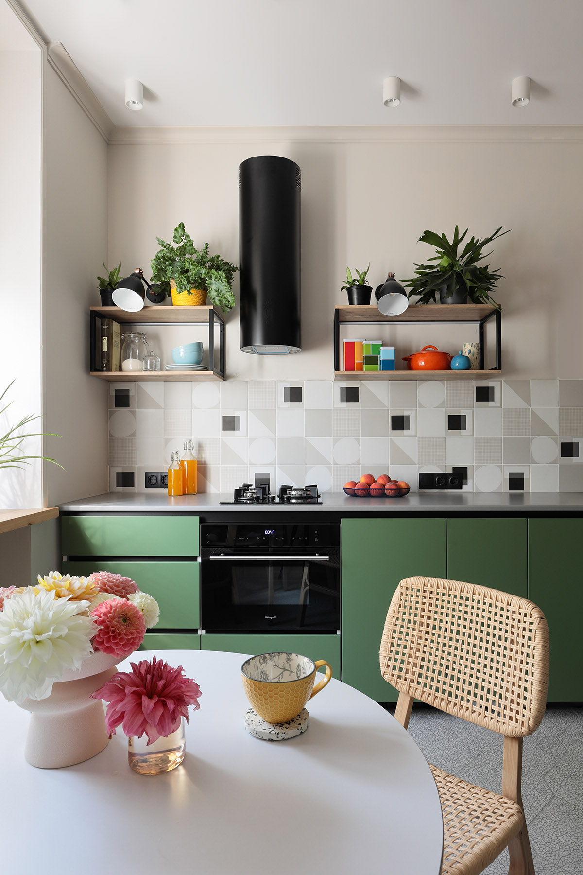 Teacup m&agrave;u v&agrave;ng nắng họa tiết tổ ong đặt tr&ecirc;n đế l&oacute;t ly Terrazzo thời trang.