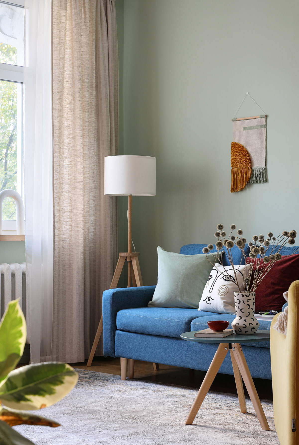 Sự tương phản giữa t&ocirc;ng m&agrave;u xanh - đỏ (b&aacute;t nhỏ v&agrave; b&agrave;n c&agrave; ph&ecirc;, gối tựa v&agrave; sofa) mang lại c&aacute;i nh&igrave;n th&uacute; vị, kh&ocirc;ng qu&aacute; ph&ocirc; trương, rất kh&oacute; rời mắt.