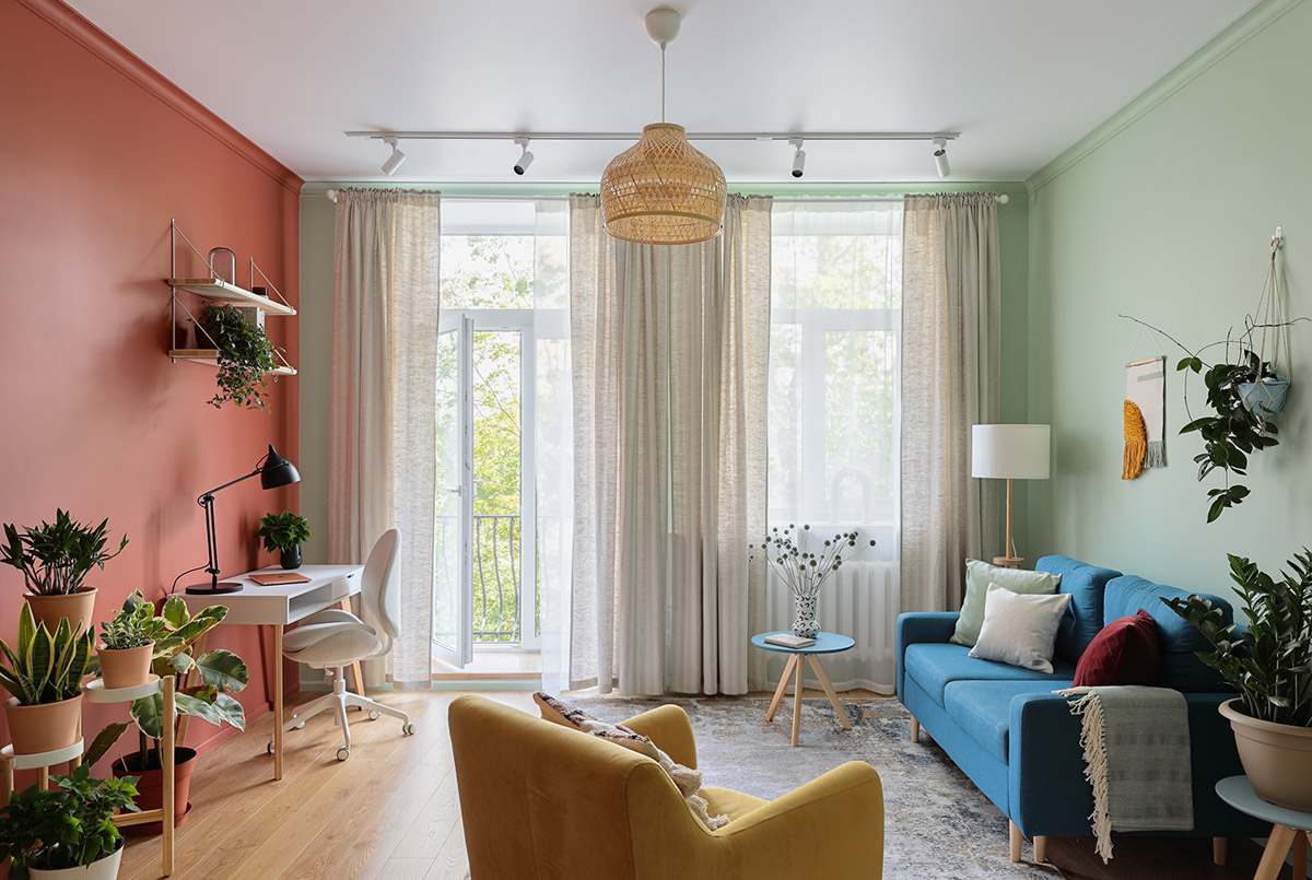 Đ&egrave;n thả mặt d&acirc;y chuyền bổ sung yếu tố gỗ trong ph&ograve;ng kh&aacute;ch v&agrave; tạo ra một sự rung cảm boho nhẹ nh&agrave;ng. Cửa sổ lớn v&agrave; cửa ra v&agrave;o bằng k&iacute;nh trong suốt cho ph&eacute;p &aacute;nh s&aacute;ng tự nhi&ecirc;n ngập tr&agrave;n kh&ocirc;ng gian căn hộ.