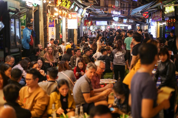 Phố Tây Hà Nội đông đúc trở lại như chưa hề có Covid-19 | Báo Dân trí