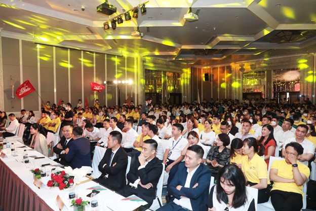  Kh&ocirc;ng kh&iacute; s&ocirc;i động v&agrave; hứng khởi đội ngũ K.I.S tại lễ ra qu&acirc;n si&ecirc;u phẩm T&T Capella
