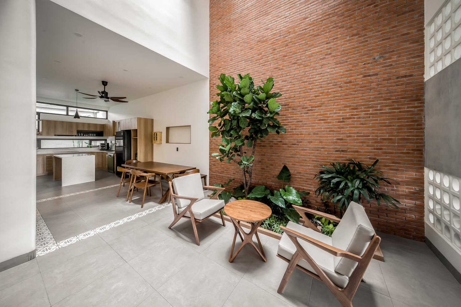 C&aacute;c kiến ​​tr&uacute;c sư đ&atilde; t&iacute;ch hợp hiệu quả sự kết hợp của c&aacute;c đặc điểm nhiệt đới trong to&agrave;n bộ ng&ocirc;i nh&agrave; như m&agrave;u trung t&iacute;nh, cửa v&ograve;m v&agrave; m&agrave;u xanh c&acirc;y l&aacute; ngập tr&agrave;n.
