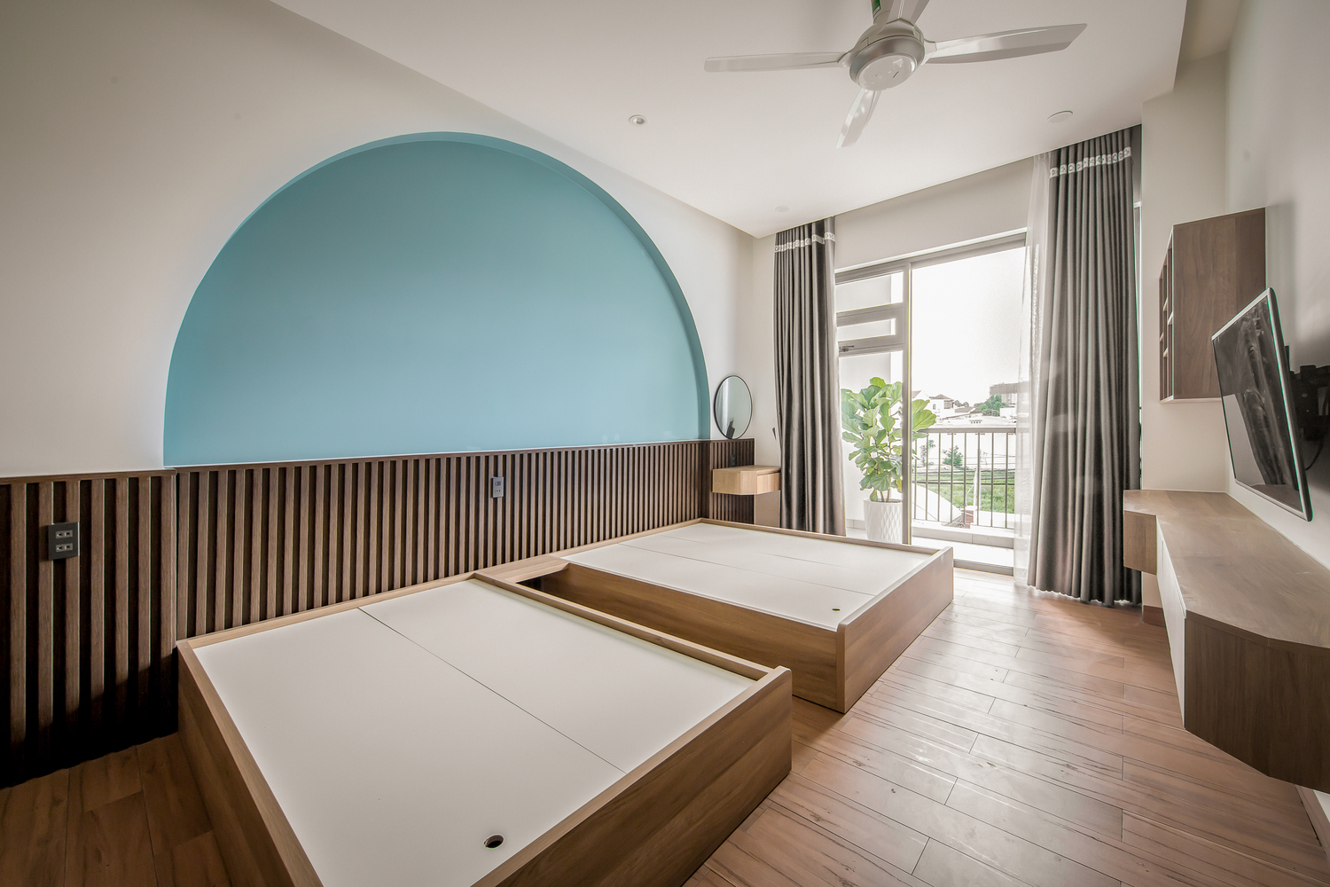 Ph&ograve;ng ngủ rộng r&atilde;i, đủ để đặt 2 giường đ&ocirc;i m&agrave; vẫn đảm bảo kh&ocirc;ng gian xung quanh th&ocirc;ng tho&aacute;ng. Nội thất hiện đại tối giản chiếm chủ đạo.