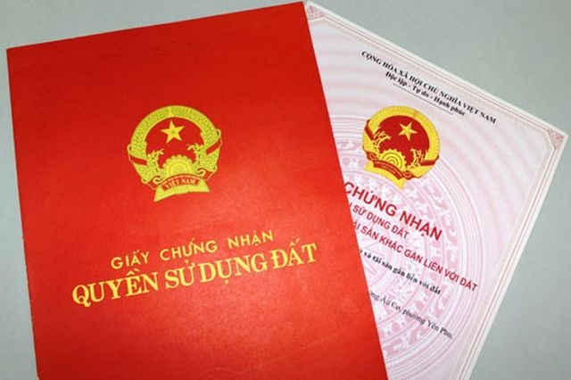 cận cảnh sổ đỏ với bìa đỏ và trang trong của sổ