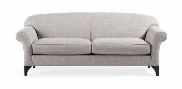 Đường cong chiếm vị thế chủ đạo trong thiết kế sofa n&agrave;y, nhưng kh&ocirc;ng qu&aacute; ph&ocirc; trương, đủ mềm mại v&agrave; tinh tế.