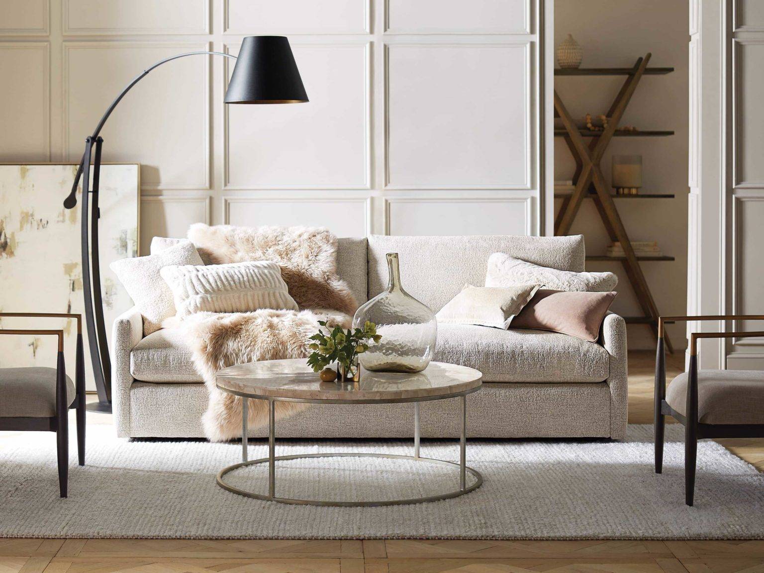 Kipton Sofa với tay vịn thấp l&agrave; lựa chọn ph&ugrave; hợp cho những kh&ocirc;ng gian nhỏ hẹp. N&oacute; tr&ocirc;ng ấm c&uacute;ng v&agrave; th&acirc;n thiện, linh hoạt để ph&ugrave; hợp với nhiều phong c&aacute;ch kh&aacute;c nhau.