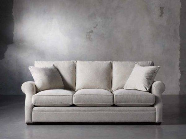 Landsbury Sofa với thiết kế truyền thống, tay vịn cong v&agrave; khu vực chỗ ngồi thoải m&aacute;i. L&agrave; nơi ho&agrave;n hảo để cuộn tr&ograve;n v&agrave; thưởng thức bộ phim y&ecirc;u th&iacute;ch của bạn.