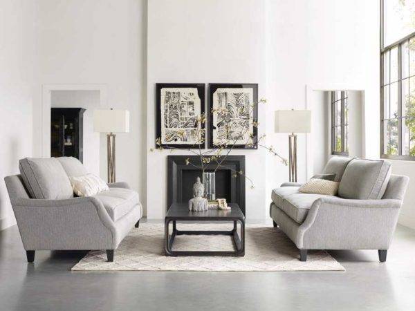 Paxton Sofa với thiết kế tay vịn thấp v&agrave; cong mềm mại. Hai ghế sofa tạo ra một khu vực chỗ ngồi thoải m&aacute;i. L&ograve; sưởi l&agrave; ti&ecirc;u điểm ch&iacute;nh trong ph&ograve;ng kh&aacute;ch n&agrave;y.