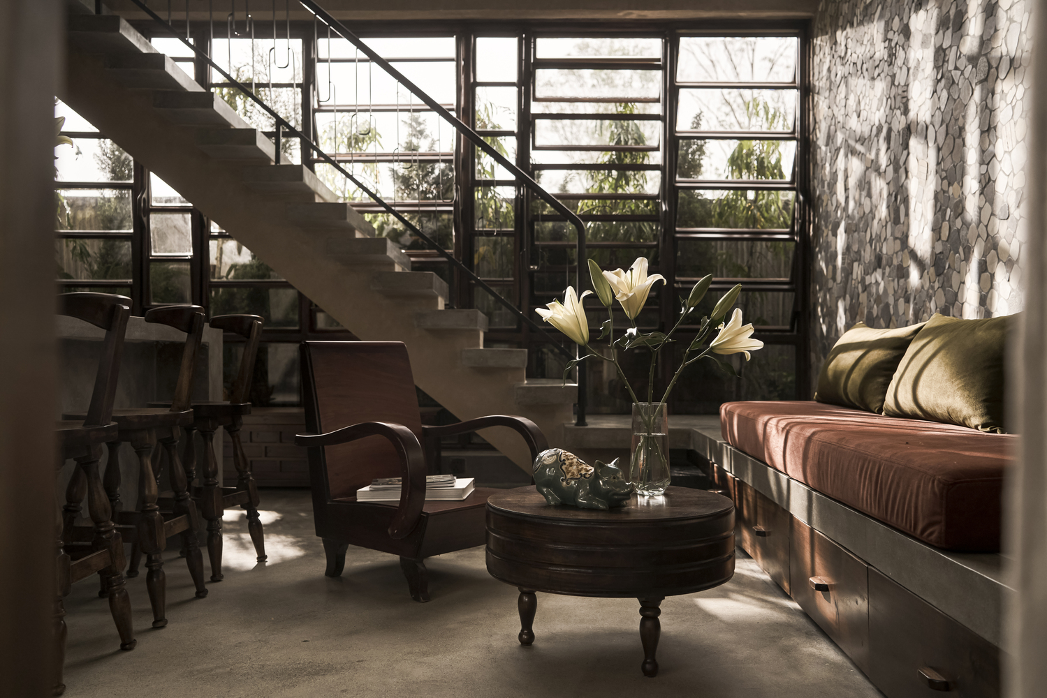 ph&ograve;ng kh&aacute;ch với sofa gỗ, b&agrave;n tr&agrave; tr&ograve;n