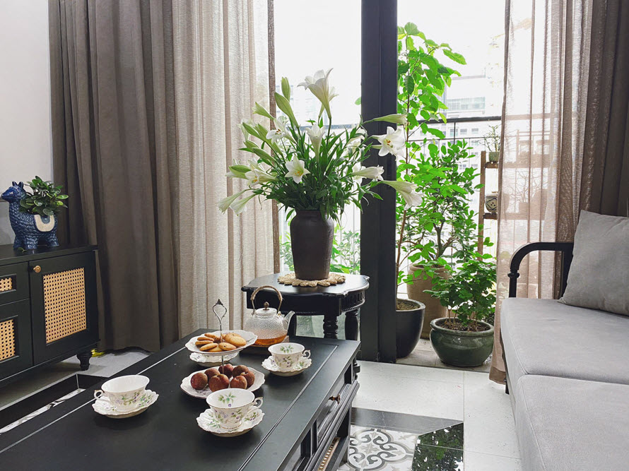 Ban c&ocirc;ng ngập tr&agrave;n sắc xanh nơi ph&ograve;ng kh&aacute;ch, mang đến tầm nh&igrave;n m&aacute;t mắt.