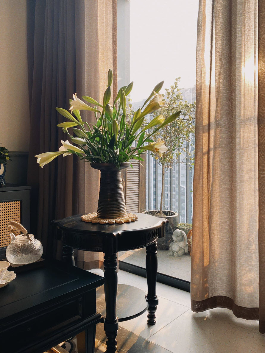 Ph&ograve;ng kh&aacute;ch căn hộ đầy nắng, l&agrave;m s&aacute;ng bừng kh&ocirc;ng gian v&agrave; gi&uacute;p t&ocirc;n l&ecirc;n đường n&eacute;t thiết kế nội thất phong c&aacute;ch Đ&ocirc;ng Dương.