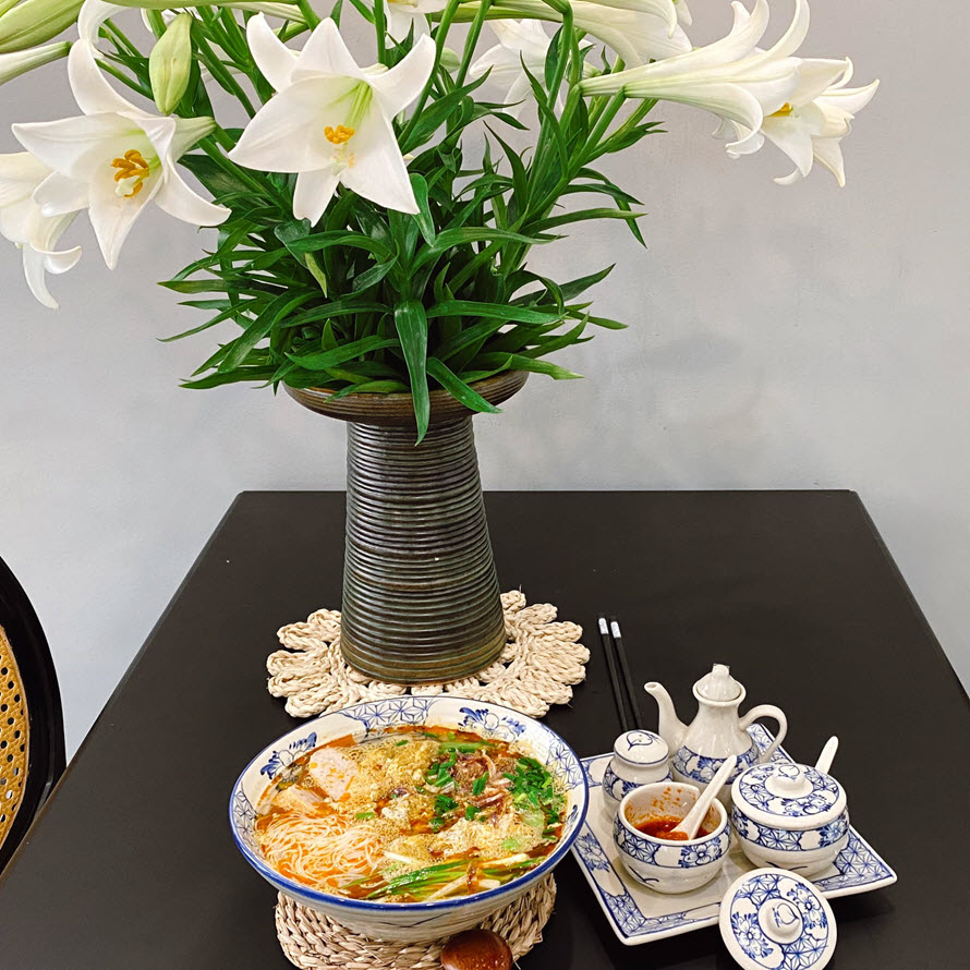 b&agrave;n ăn với b&igrave;nh hoa loa k&egrave;n