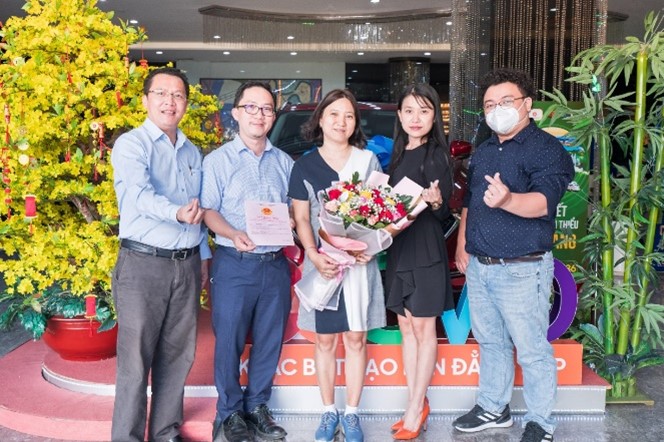  Đại diện đơn vị ph&acirc;n phối b&agrave;n giao sổ hồng cho kh&aacute;ch h&agrave;ng.