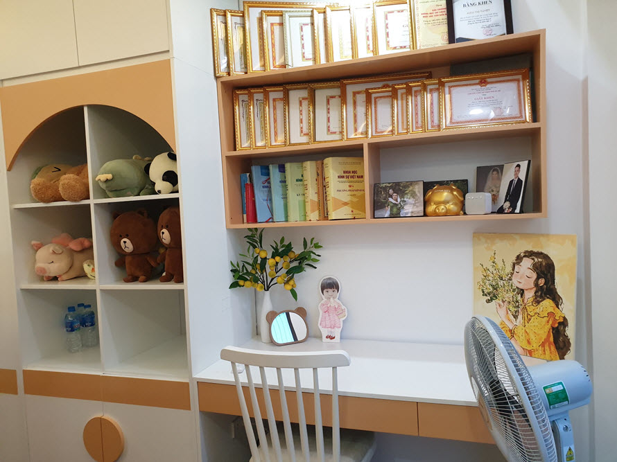 Bàn học và giá kệ lưu trữ gọn đẹp trong phòng ngủ của con. Bàn học và giá kệ lưu trữ gọn đẹp trong phòng ngủ của con.