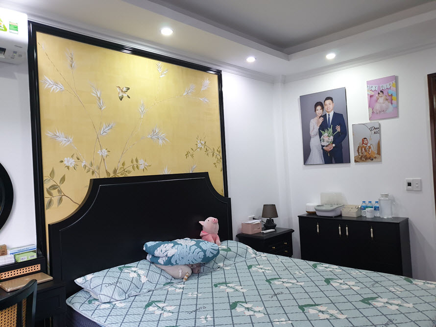 Nội thất nhà phố phong cách Đông Dương sang trọng. Phòng ngủ được thiết kế theo phong cách Đông Dương với tranh tường màu vàng đặc trưng tạo điểm nhấn ấn tượng.