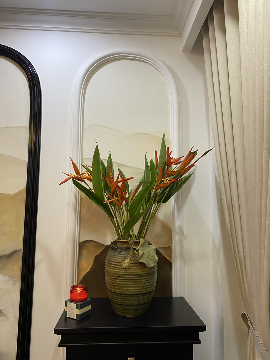 Góc trang trí xinh yêu trong căn nhà phố phong cách Indochine cận cảnh bình hoa lớn