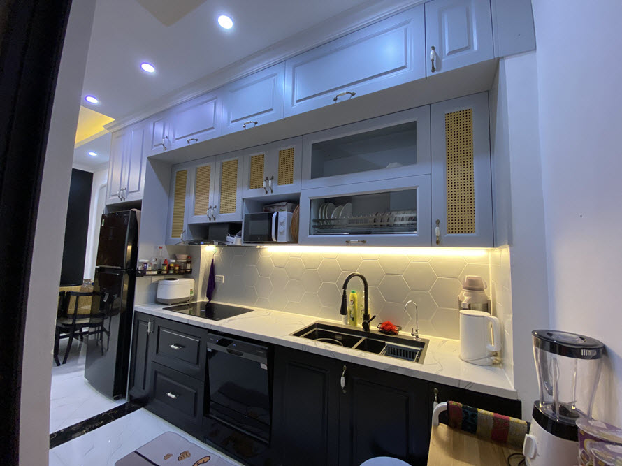 Phòng bếp tiện nghi Phòng bếp với hệ tủ kịch trần cung cấp không gian lưu trữ thoải mái. Với sắc trắng chủ đạo, hệ tủ không gây cảm giác nặng nề, cồng kềnh.