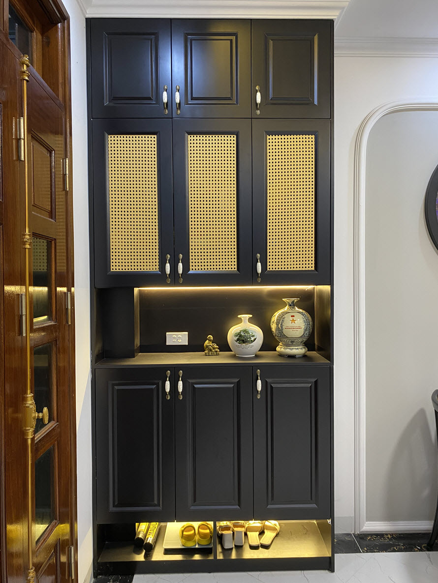 Khu vực lối vào với tủ giày kịch trần, đèn LED trang trí sáng bừng không gian. Khu vực lối vào với tủ giày kịch trần, đèn LED trang trí sáng bừng không gian.