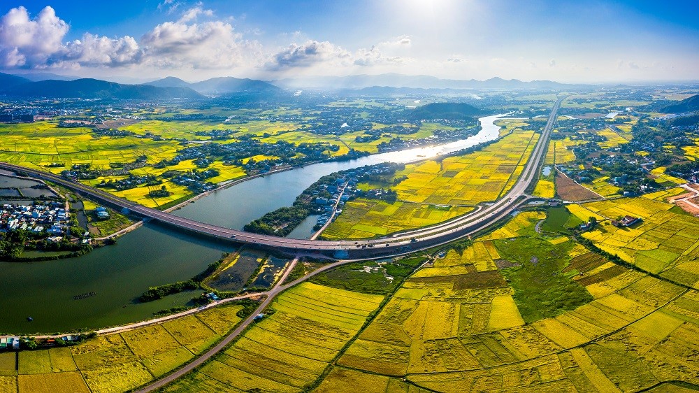 A river running through a cityDescription automatically generated with low confidence