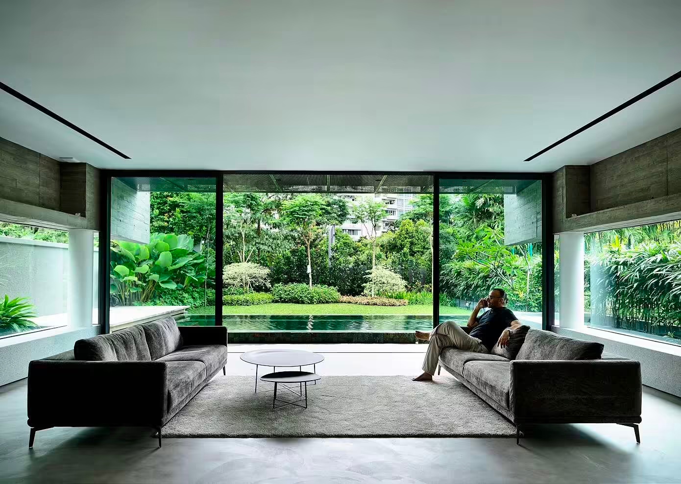 Nếu bạn kh&ocirc;ng sống b&ecirc;n hồ hoặc bờ biển, bạn vẫn c&oacute; thể c&oacute; một ng&ocirc;i nh&agrave; b&ecirc;n "bờ s&ocirc;ng" với việc thiết kế hồ bơi ngay b&ecirc;n cửa sổ ph&ograve;ng kh&aacute;ch.