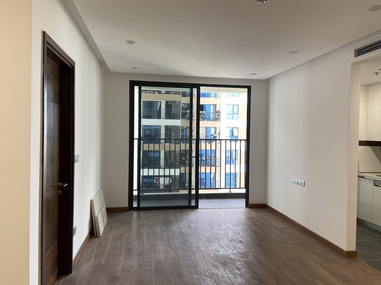 căn h&ocirc;̣ su&acirc;́t ngoại giao