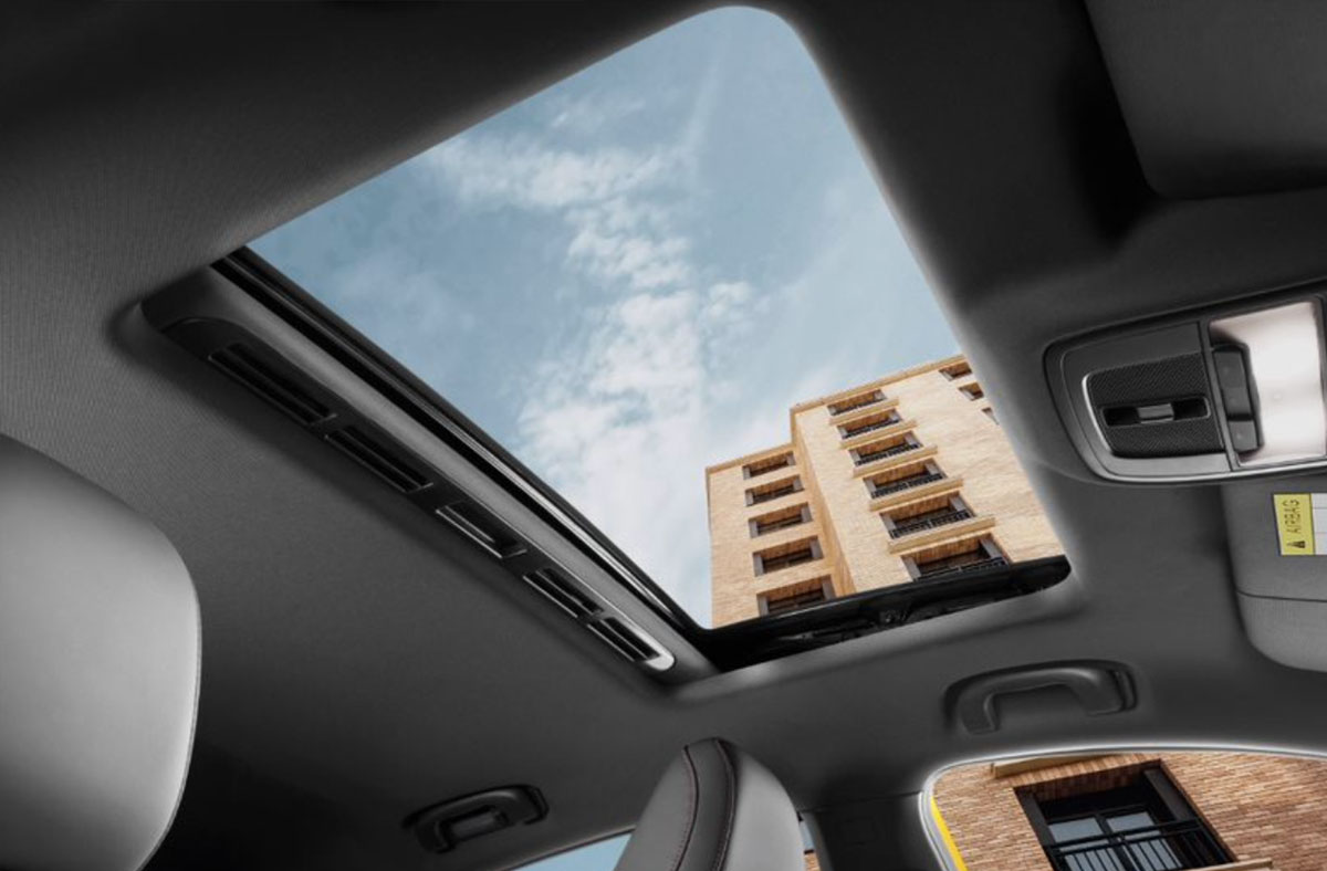 Cửa sổ trời chỉ được trang bị tr&ecirc;n MG5 bản Lux