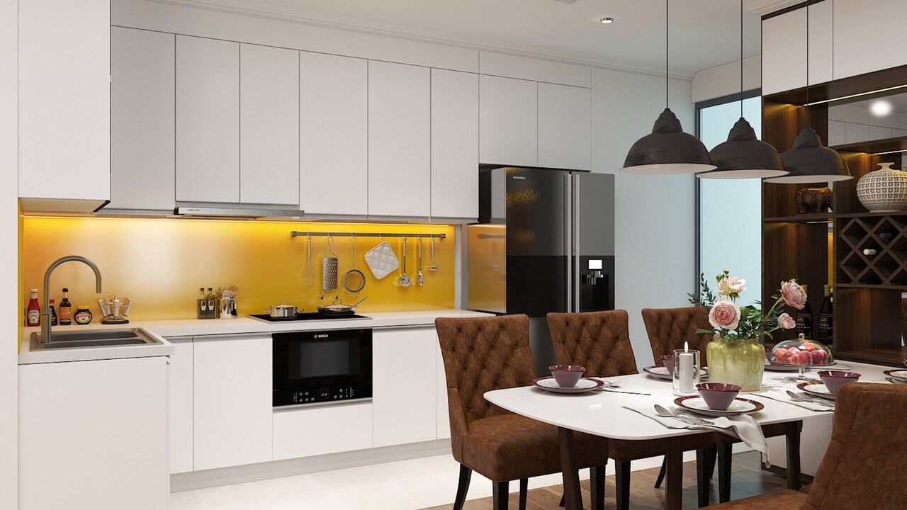 Bếp và phòng ăn tiện nghi với những điểm nhấn màu vàng, nâu đất ấm áp từ tường chắn bếp và bộ ghế ăn. Hệ tủ kịch trần cung cấp không gian lưu trữ thoải mái.