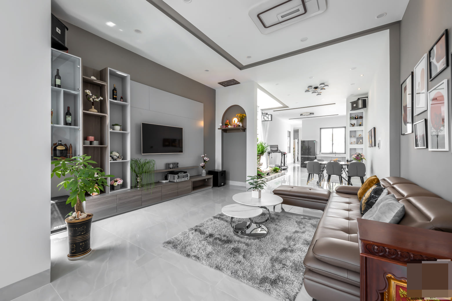 Phòng khách nhà vườn rộng rãi, sang trọng được thiết kế theo phong cách hiện đại tối giản. Bảng màu trắng xám giúp căn phòng thoáng đãng hơn.