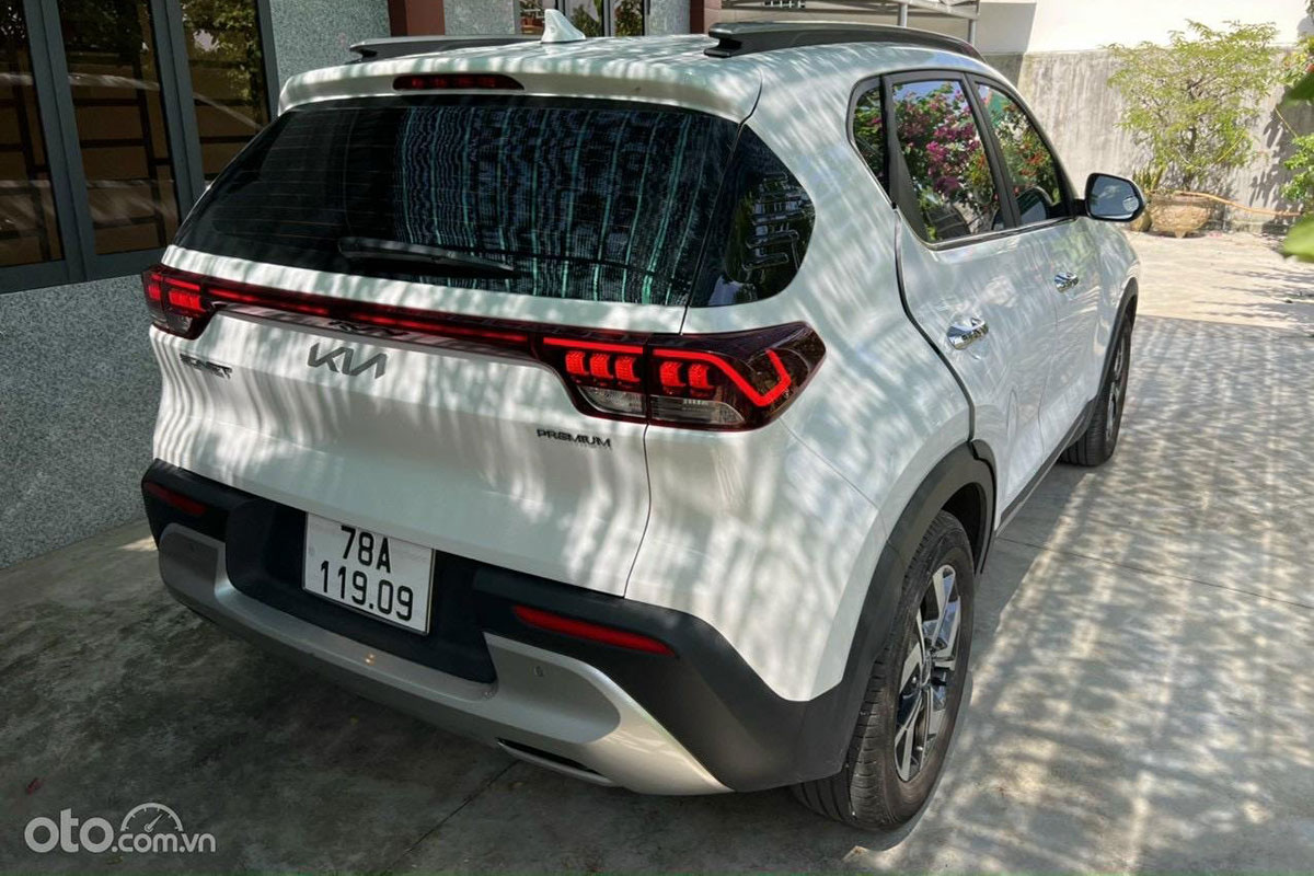 đuôi xe KIA Sonet 1.5 Premium cũ.
