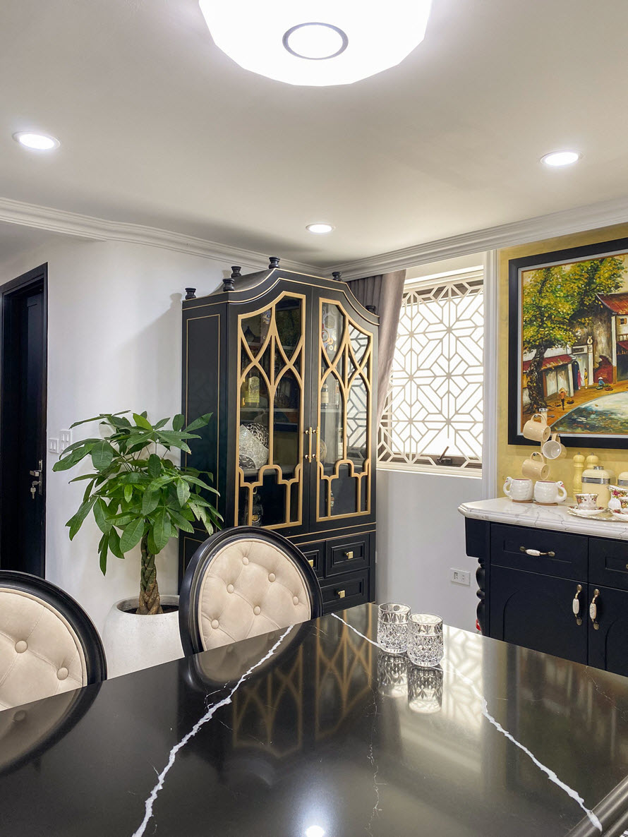 Tủ rượu sang trọng được bố tr&iacute; kh&eacute;o l&eacute;o ở g&oacute;c ph&ograve;ng, cạnh cửa sổ k&iacute;nh nhưng kh&ocirc;ng ngăn cản đường đi của &aacute;nh s&aacute;ng tự nhi&ecirc;n v&agrave;o nh&agrave;.