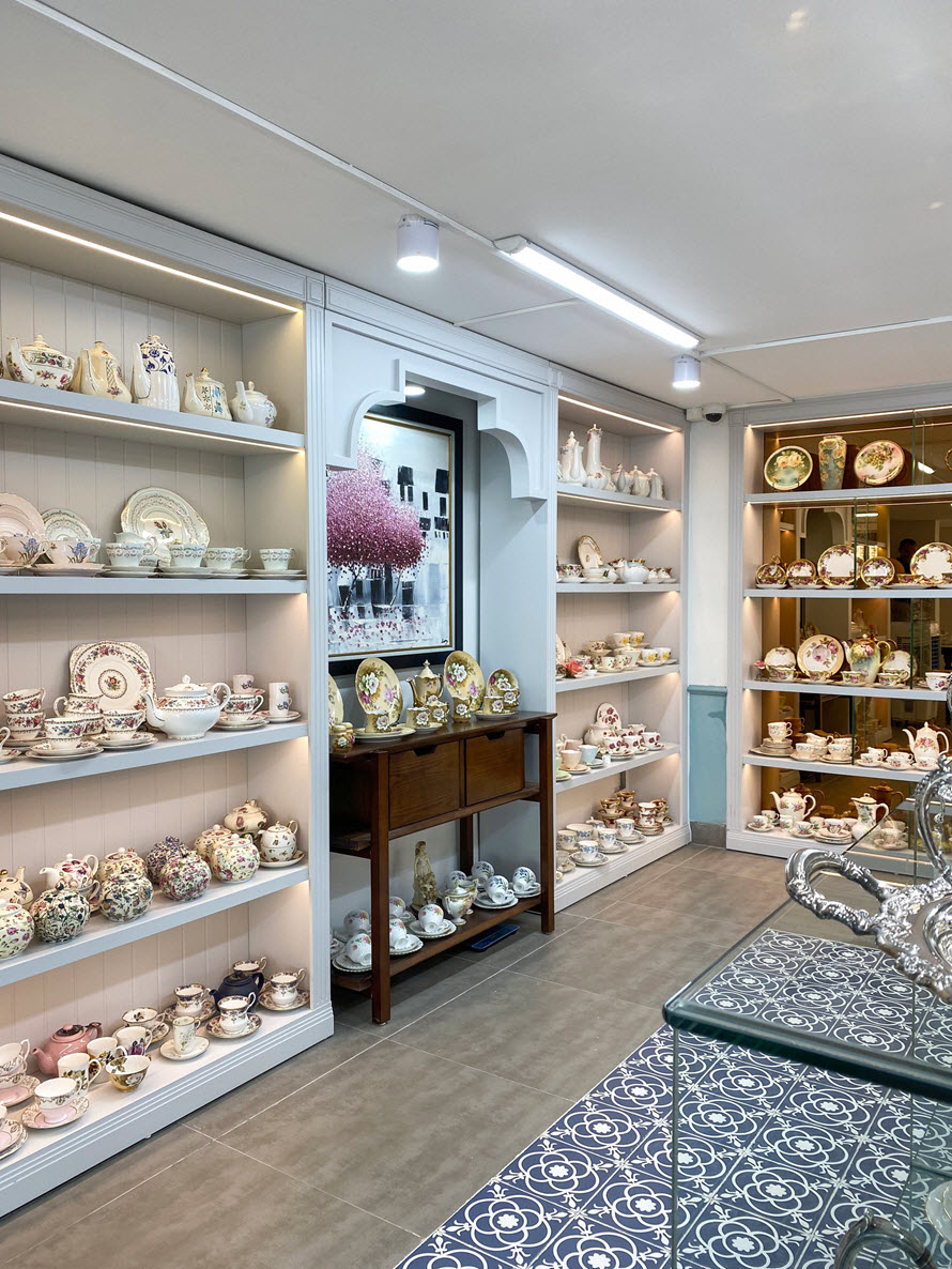 Cận cảnh gi&aacute; kệ trưng b&agrave;y đồ gốm