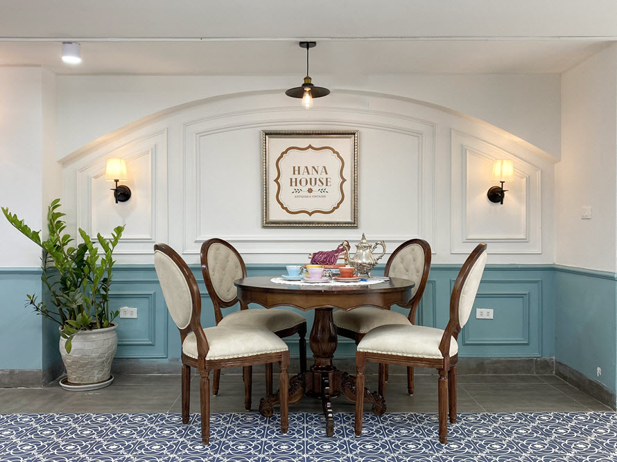 T&ocirc;ng m&agrave;u xanh ngọc nhẹ nh&agrave;ng, tươi m&aacute;t kết hợp ăn &yacute; với sắc trắng thuần khiết kiến tạo kh&ocirc;ng gian trưng b&agrave;y hiện đại, th&acirc;n thiện.