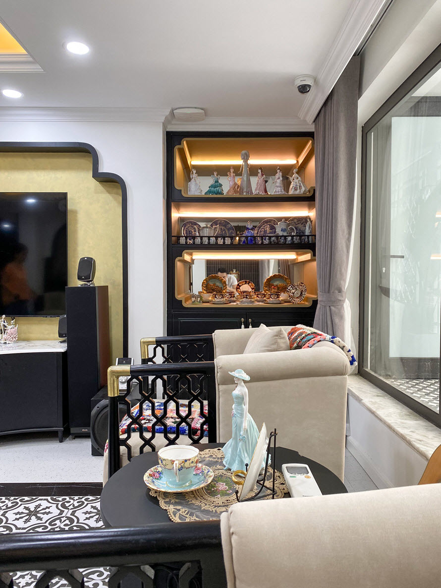 Tủ kệ &acirc;m tường kết hợp c&ugrave;ng đ&egrave;n LED trang tr&iacute; l&agrave;m nơi trưng b&agrave;y bộ sưu tập đồ gốm sứ ch&acirc;u &Acirc;u của gia chủ.