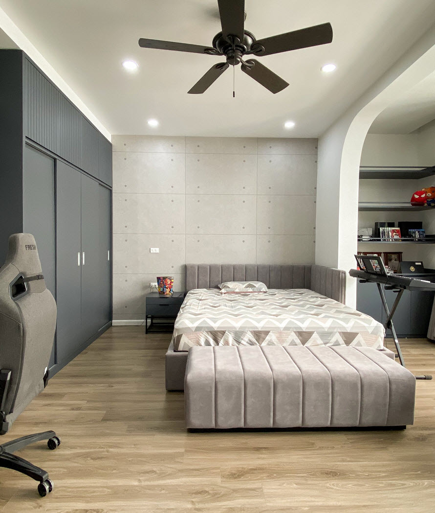 Ph&ograve;ng ngủ thứ hai trong căn nh&agrave; phố Nghi T&agrave;m thi&ecirc;n về phong c&aacute;ch hiện đại nhiều hơn. Sắc x&aacute;m - trắng kết hợp tinh tế, sang trọng.