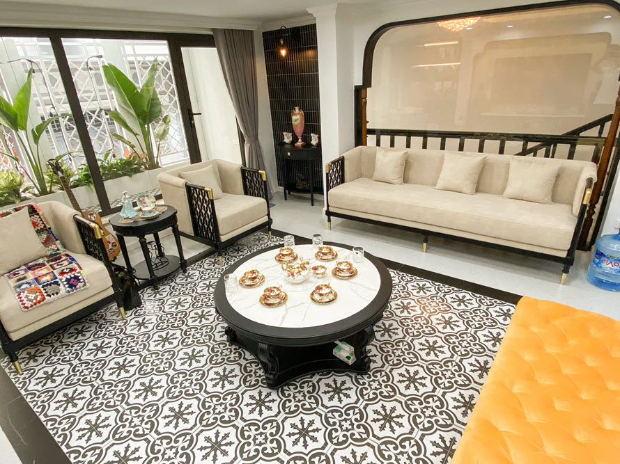 to&agrave;n cảnh ph&ograve;ng kh&aacute;ch phong c&aacute;ch Indochine trong căn nh&agrave; phố