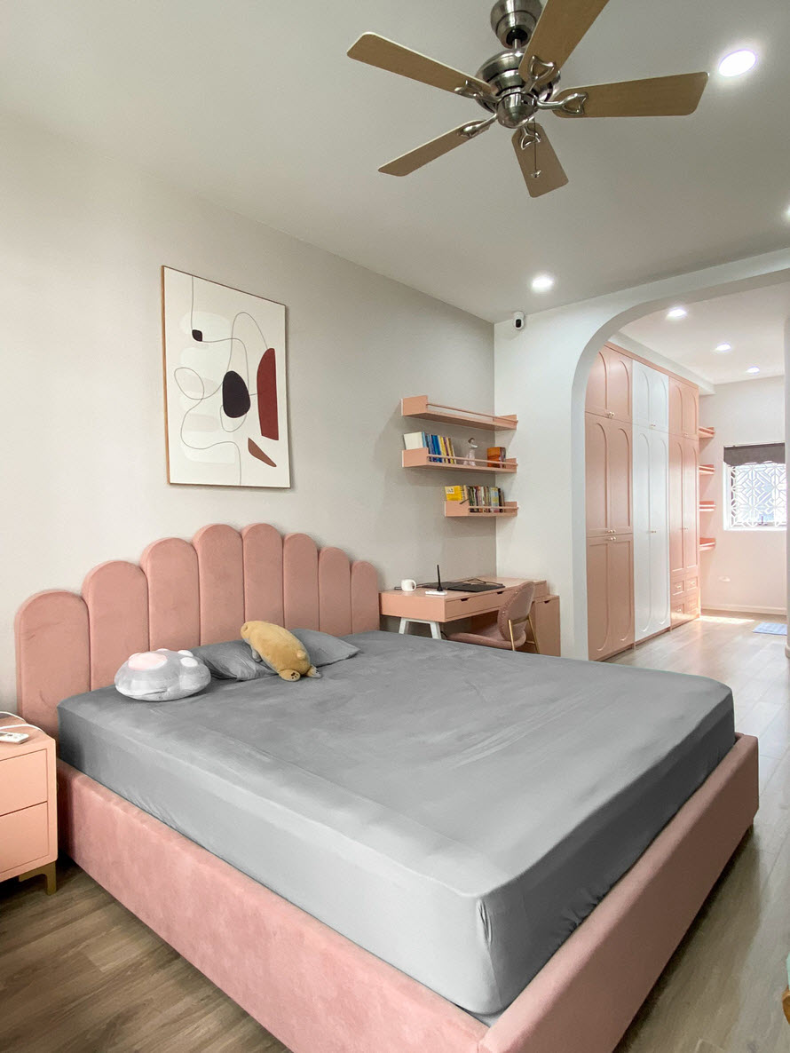 to&agrave;n cảnh ph&ograve;ng ngủ nh&agrave; phố với sắc hồng pastel nhẹ nh&agrave;ng, nữ t&iacute;nh