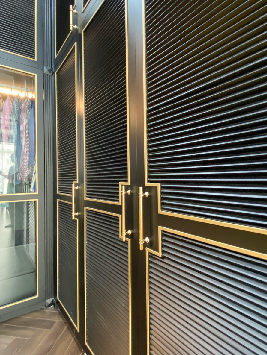 Tủ quần &aacute;o kịch trần tạo kh&ocirc;ng gian lưu trữ thoải m&aacute;i.