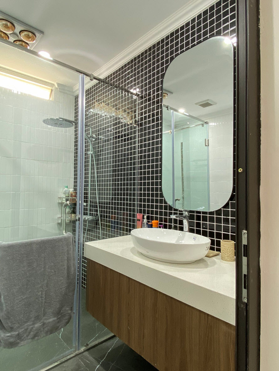 ph&ograve;ng vệ sinh với v&aacute;ch tắm k&iacute;nh, gạch thẻ ốp tường m&agrave;u đen