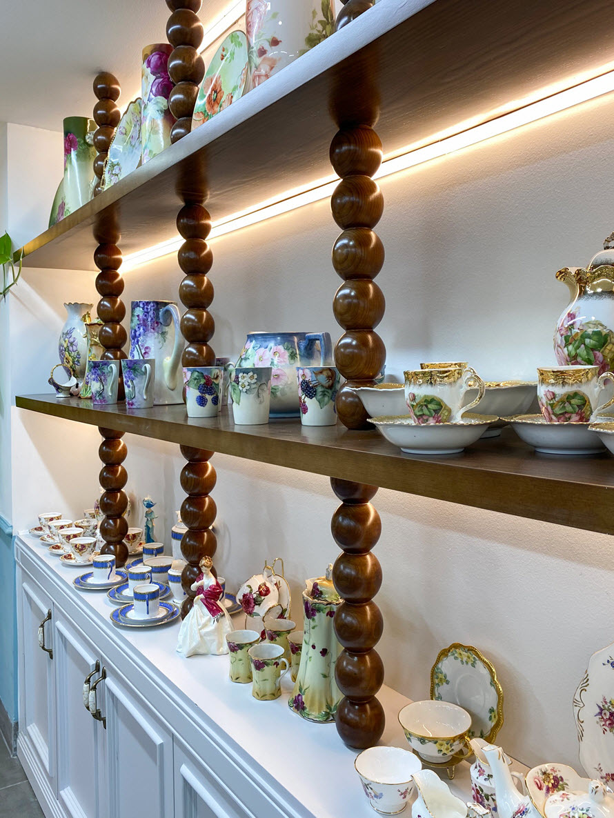 To&agrave;n bộ đồ gốm sứ m&agrave; anh chị sưu tầm được đều được trưng b&agrave;y ở đ&acirc;y.