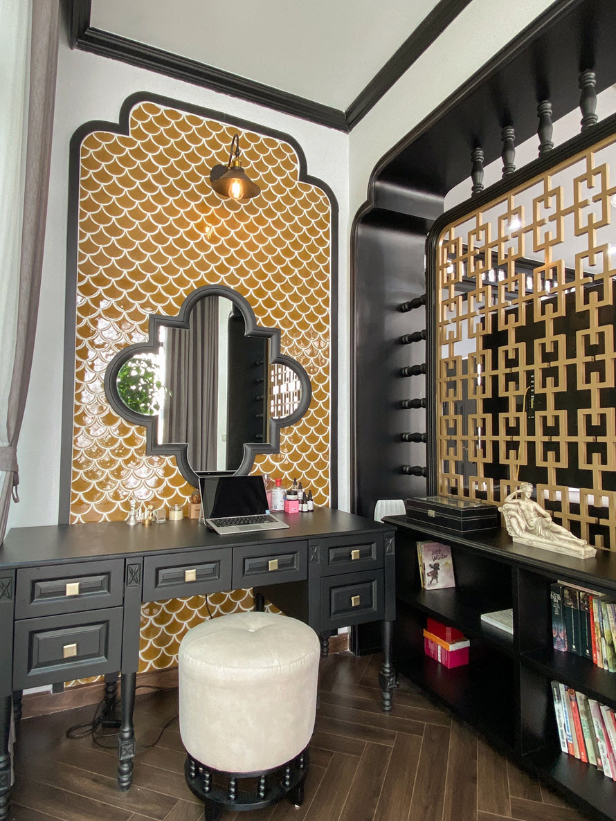 B&agrave;n phấn, kệ s&aacute;ch được thiết kế ph&iacute;a sau kệ tivi ph&ograve;ng ngủ.